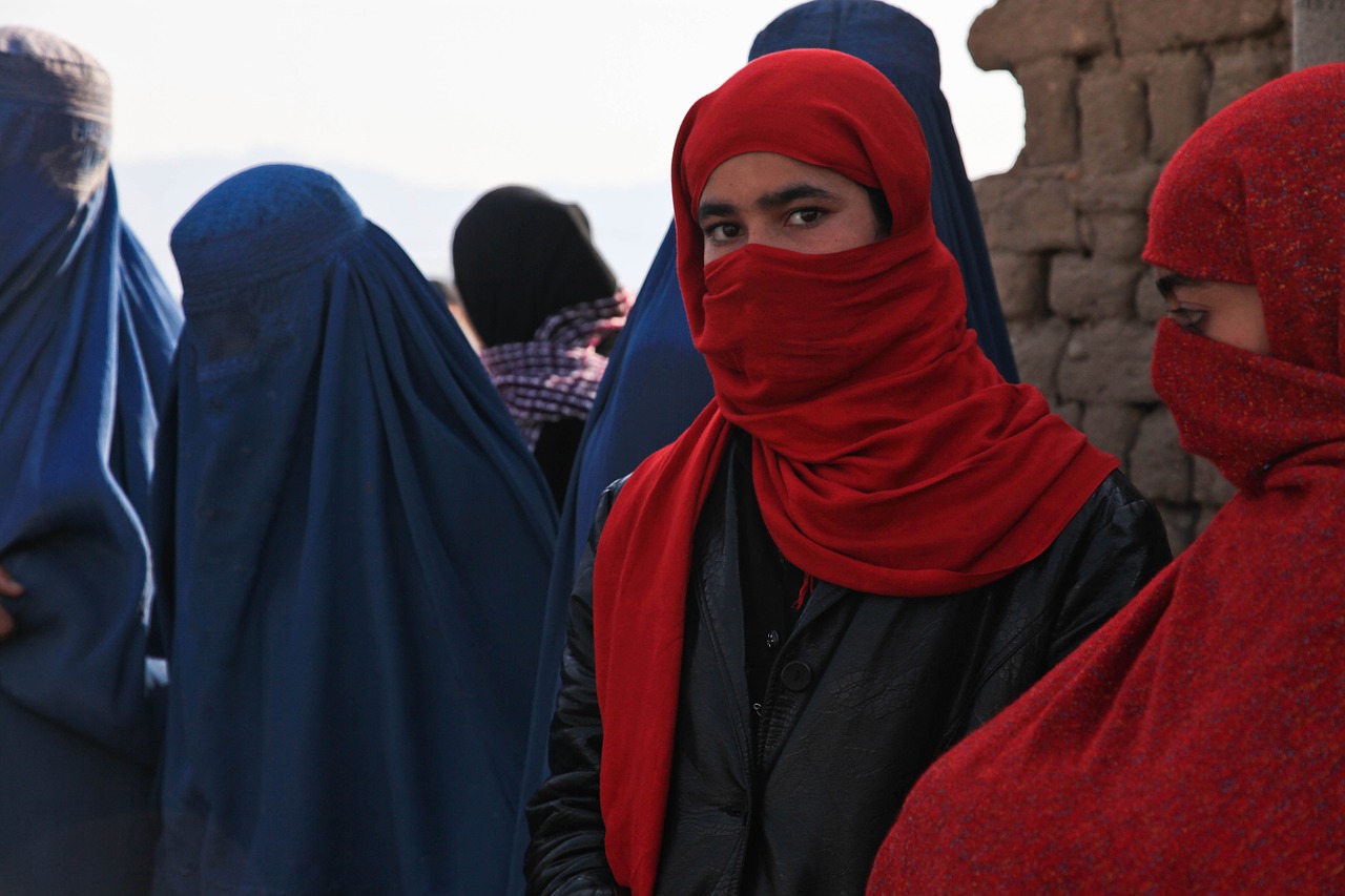 mulher usando burca vermelha no afeganistão