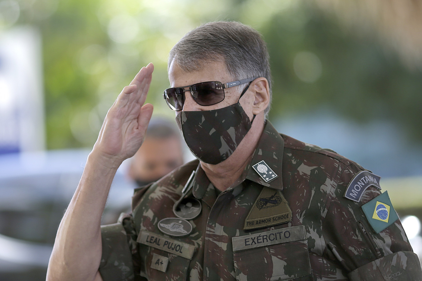 Edson Leal Pujol, ex-comandante do Exército, chega de máscara ao Ministério da Defesa