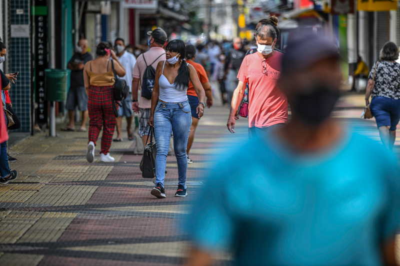 Movimento intenso nas ruas do calçadão central de São José dos Campos, interior paulista
