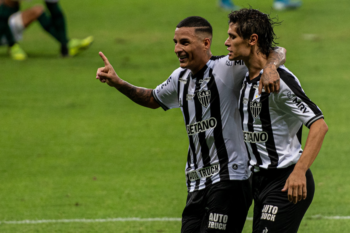 Guilherme Arana comemorando gol do Atlético-MG