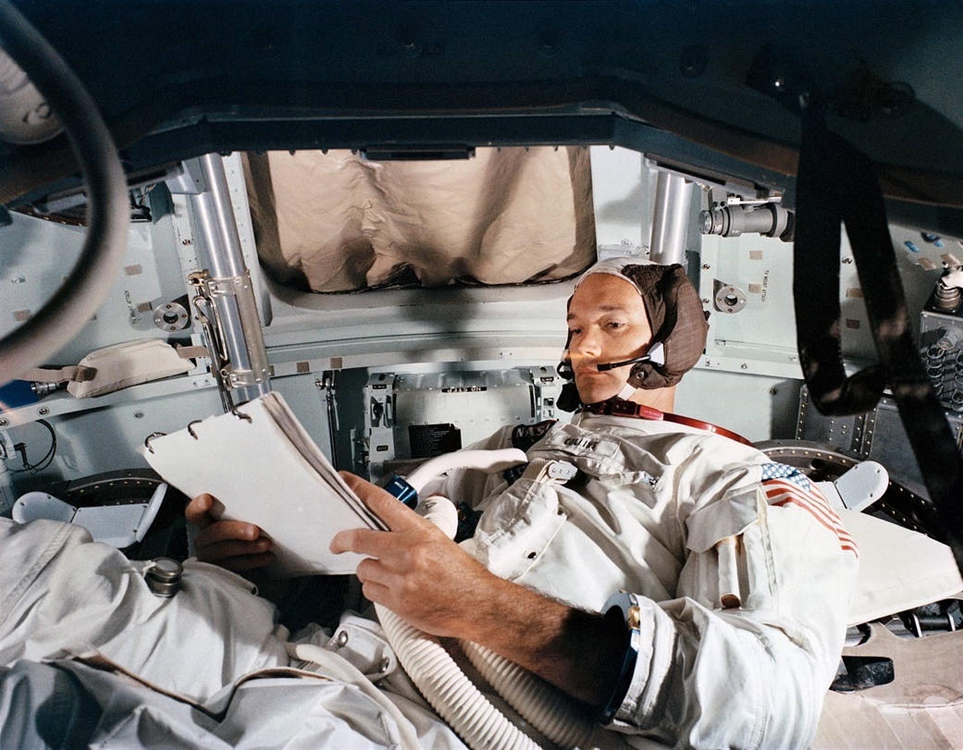 Foto divulgada pela NASA mostra Michael Collins praticando em um simulador no Kennedy Space Center em junho de 1969