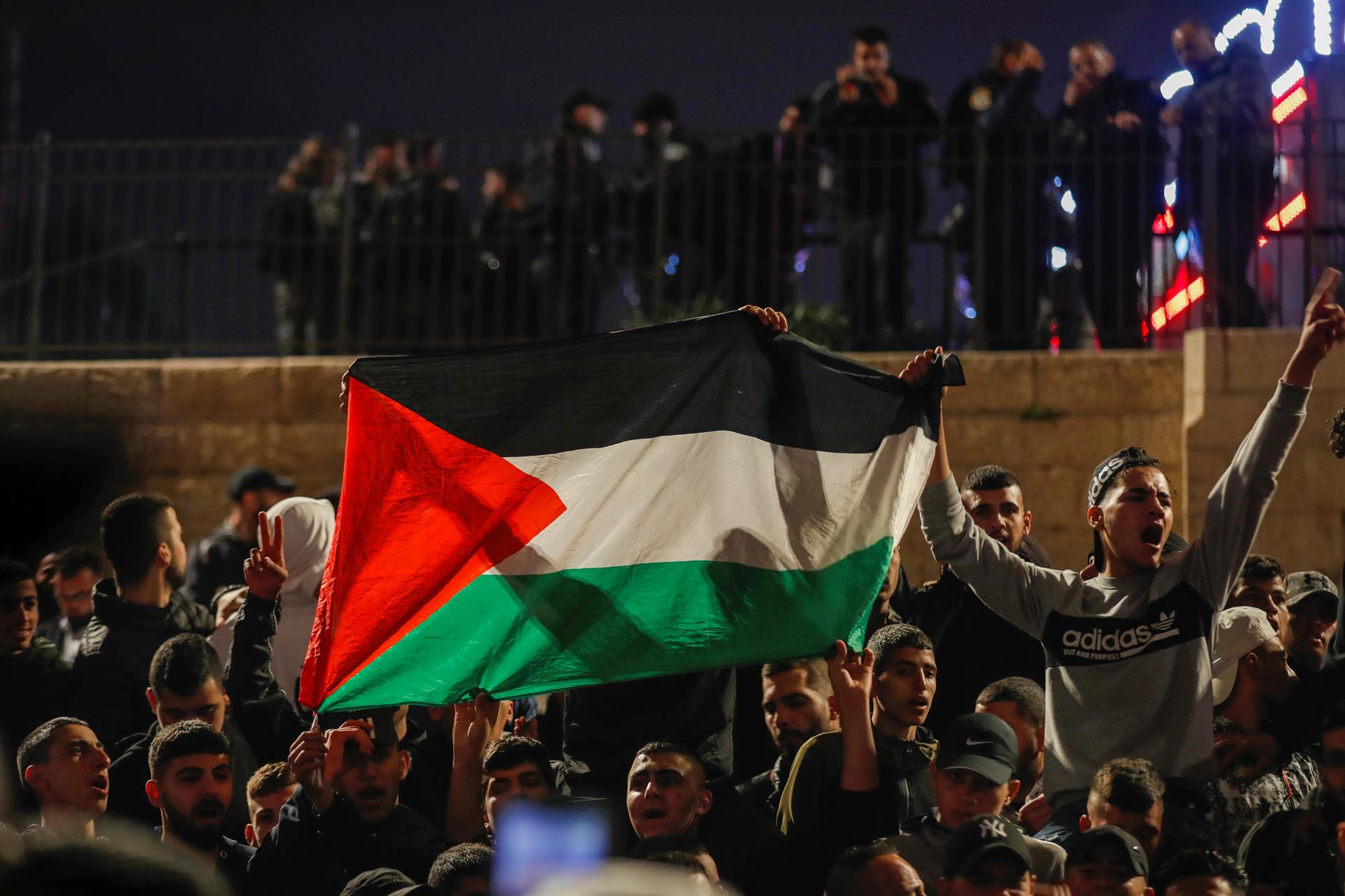 Palestinos protestam em frente ao portão de Damasco em Jerusalém