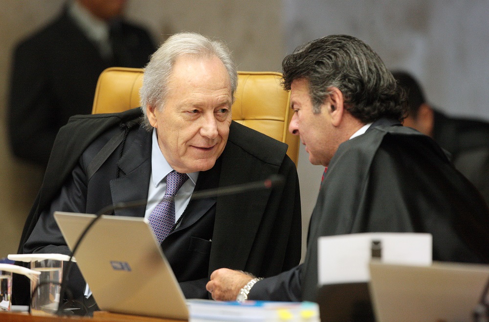 Ministro Ricardo Lewandowski e ministro Luiz Fux durante sessão do STF