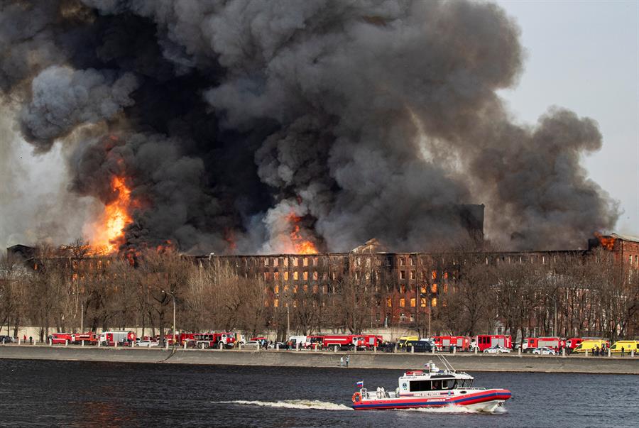 Fábrica de tecidos pega fogo em São Petersburgo