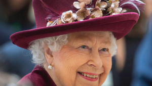 A rainha Elizabeth II com um chapéu enfeitado