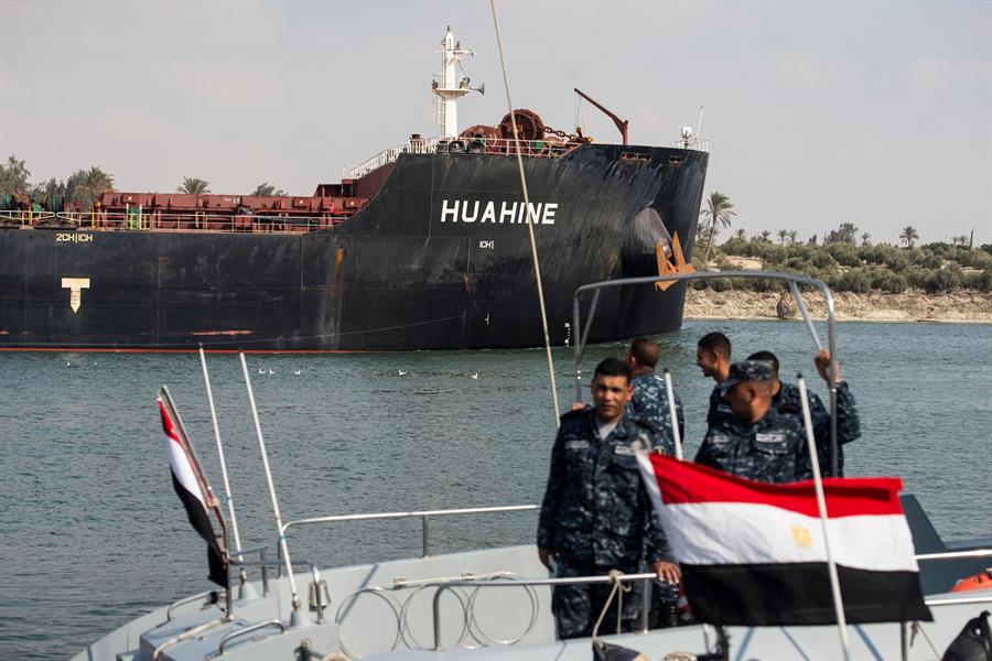 Tráfego marítimo do Canal de Suez é normalizado seis 6 após navio desencalhar