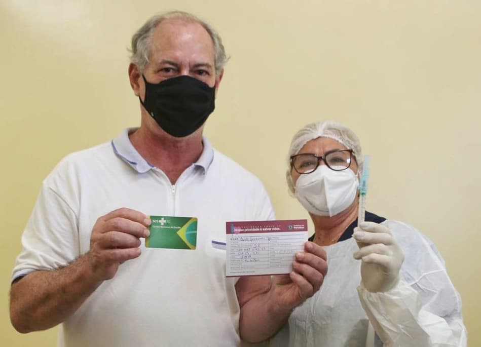 Ciro Gomes posa com a carteirinha de vacinação após ser imunizado contra a Covid-19