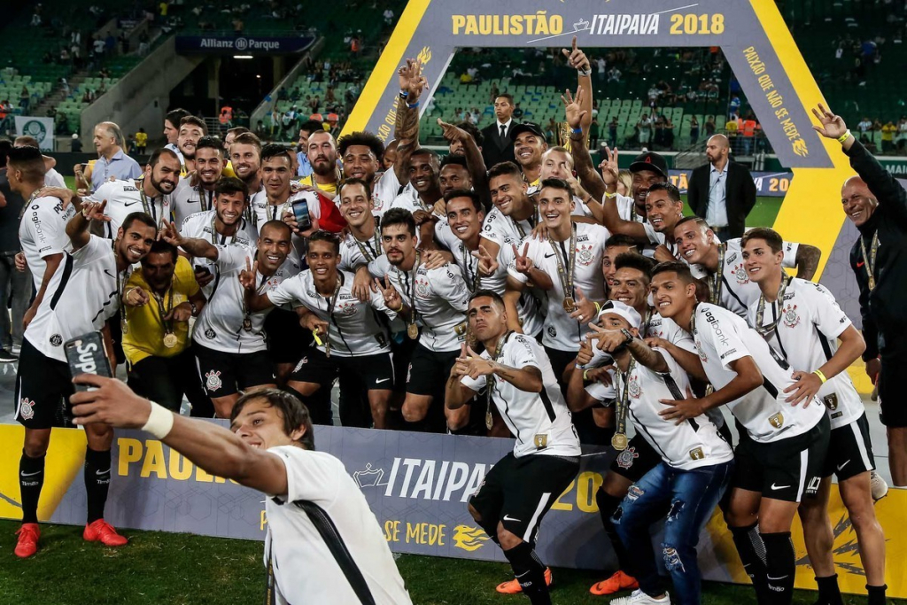 Corinthians ainda é zoado por 'torneio de verão' 15 anos após a conquista  do título - Fotos - R7 Futebol