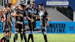 Corinthians vence Santos na Vila Belmiro