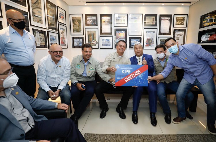 Presidente posa para foto com placa 'CPF cancelado'