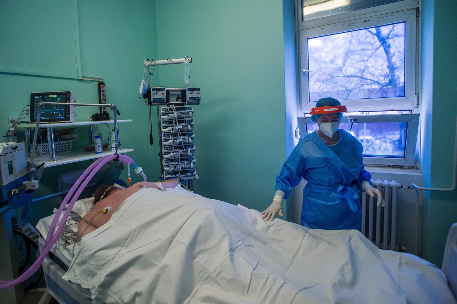 Médica atende paciente com caso grave de Covid-19 em hospital de Budapeste, na Hungria