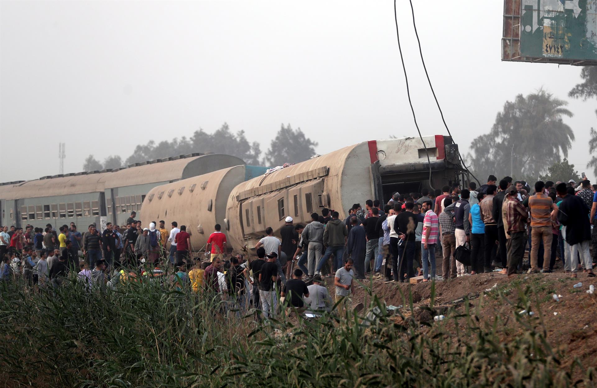 Trem descarrila no Egito e deixa pelo menos 100 feridos