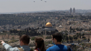 Israelenses observam panorama da cidade de Jerusalém