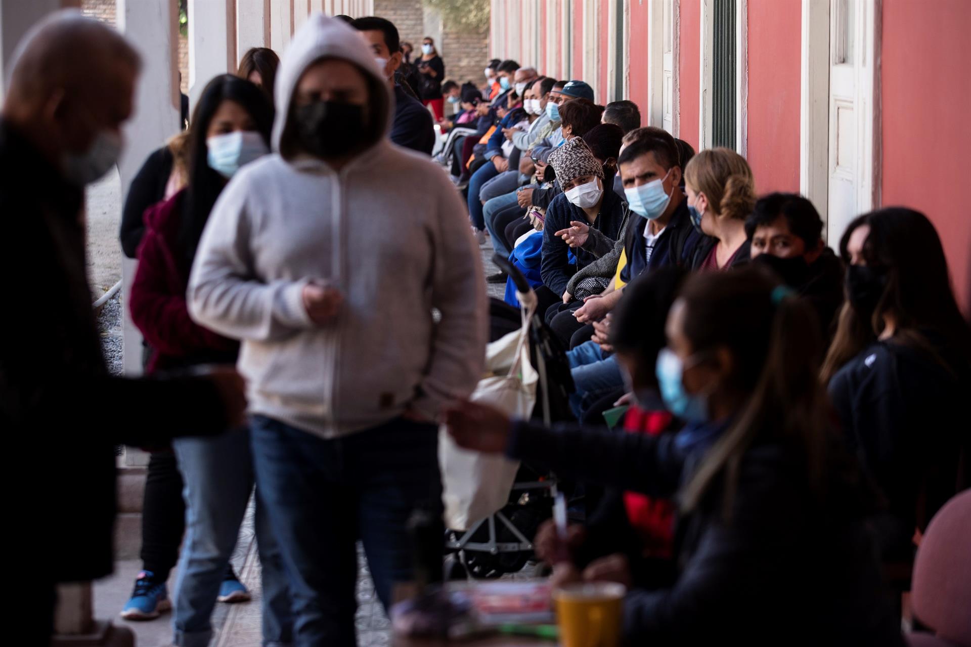 Grupo de pessoas esperam para receber a vacina contra Covid-19 da SinoVac em Santiago do Chile