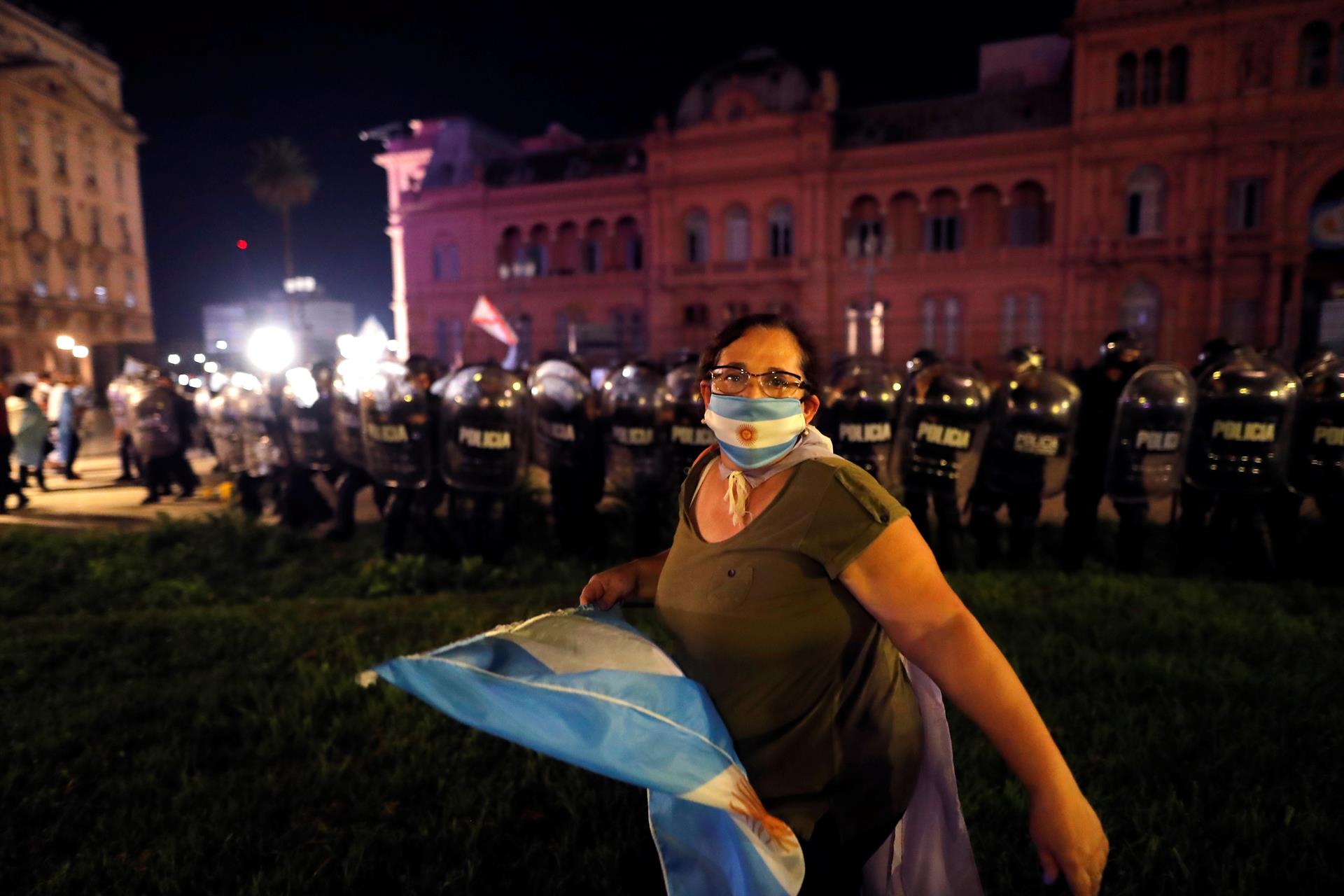 mulher com bandeira e máscara estampados com a bandeira da argentina
