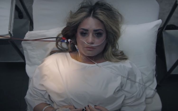 Demi Lovato em uma cama de hospital