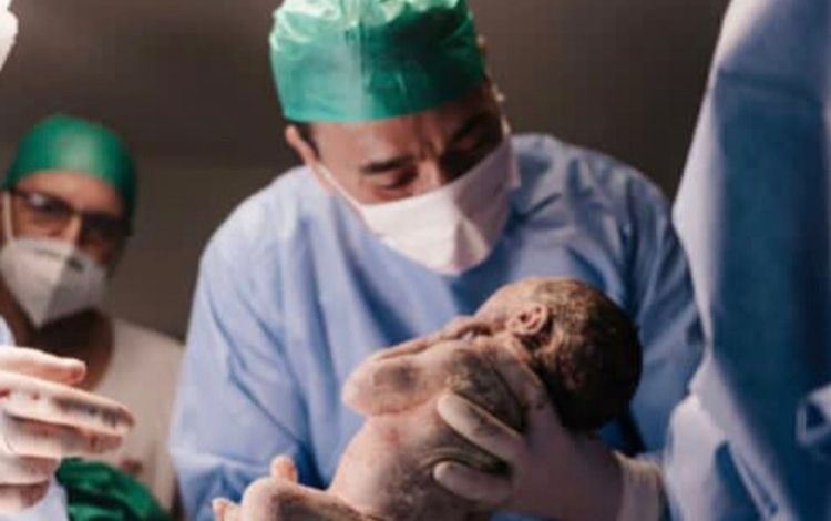 André Rizek com o filho no colo após o parto