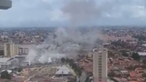 Imagem aérea de Fortaleza mostrando a fumaça saindo da empresa