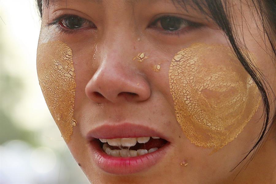 Mulher chora durante manifestação contra o golpe militar em Mandalay, antiga capital de Myanmar