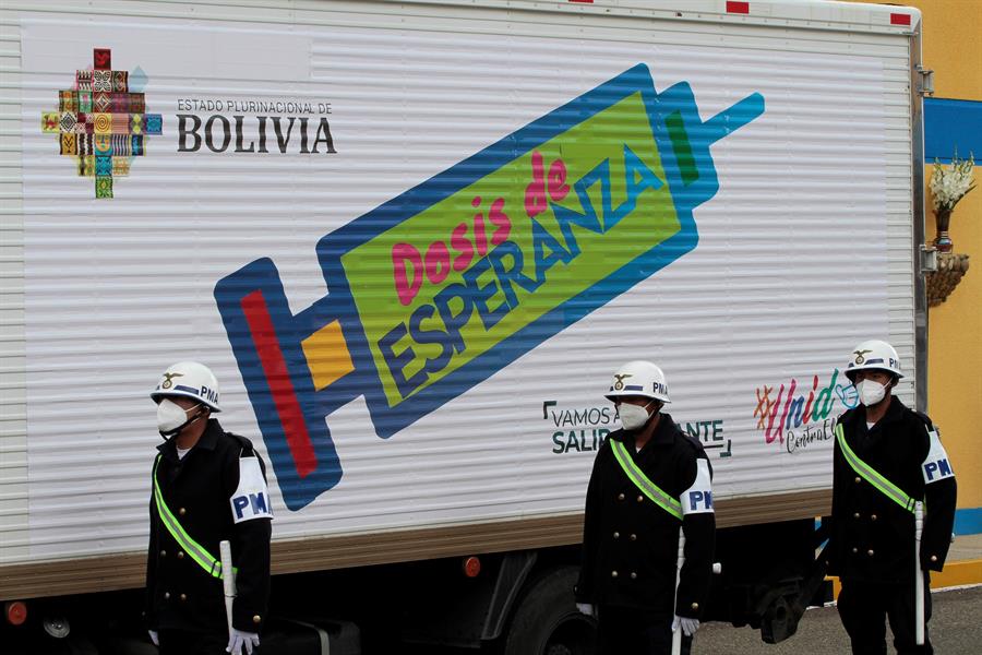 Caminhão transporta vacinas dedicas a imunizar moradores bolivianos da região fronteiriça com o Brasil