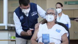 A Secretaria Municipal de Saúde deu início na manhã desta quarta-feira, 14, a aplicação da vacina contra a gripe em trabalhadores da área da saúde, no Hospital Municipal Ronaldo Gazolla, na zona norte do Rio de Janeiro.