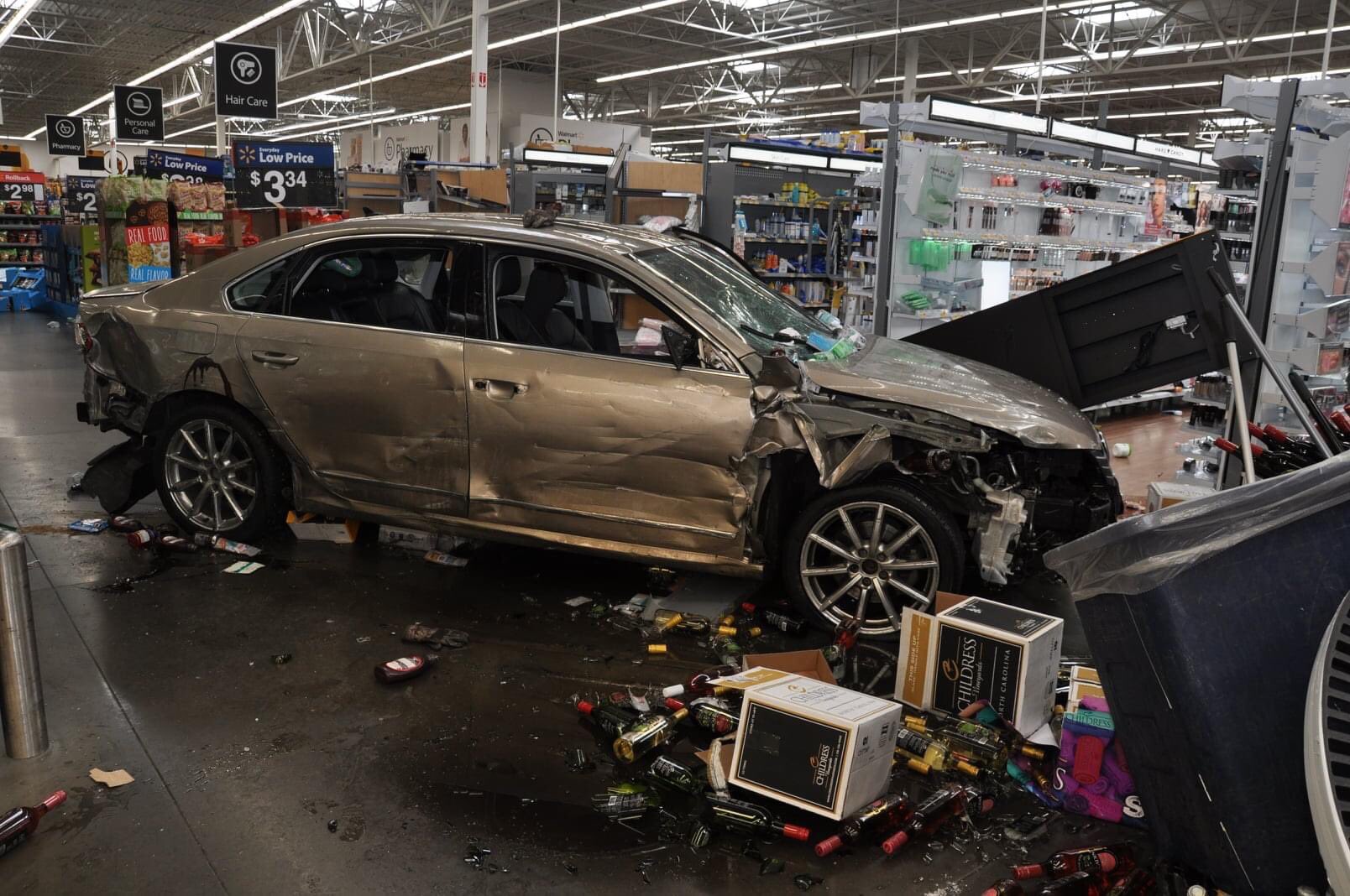 Homem invade loja do Walmart na Carolina do Norte com carro