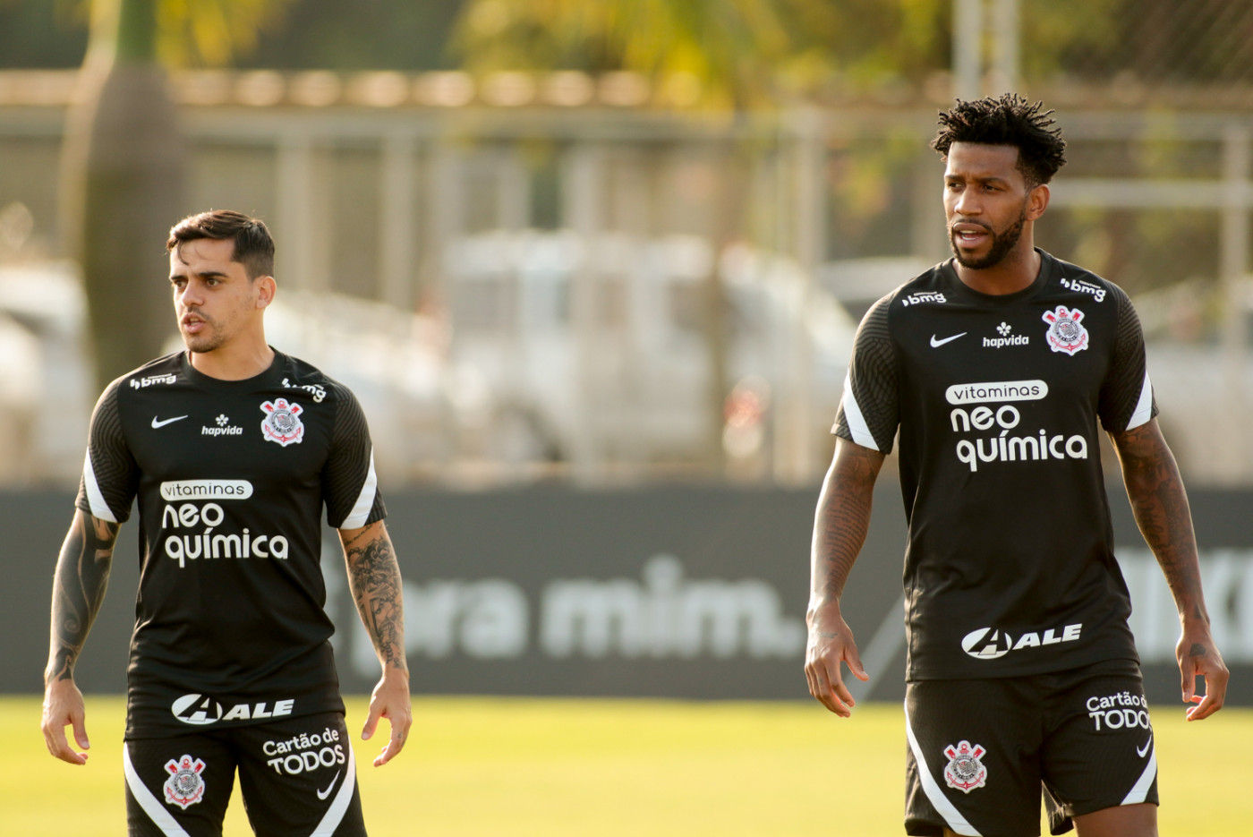 Fagner e Gil durante treinamento no Corinthians