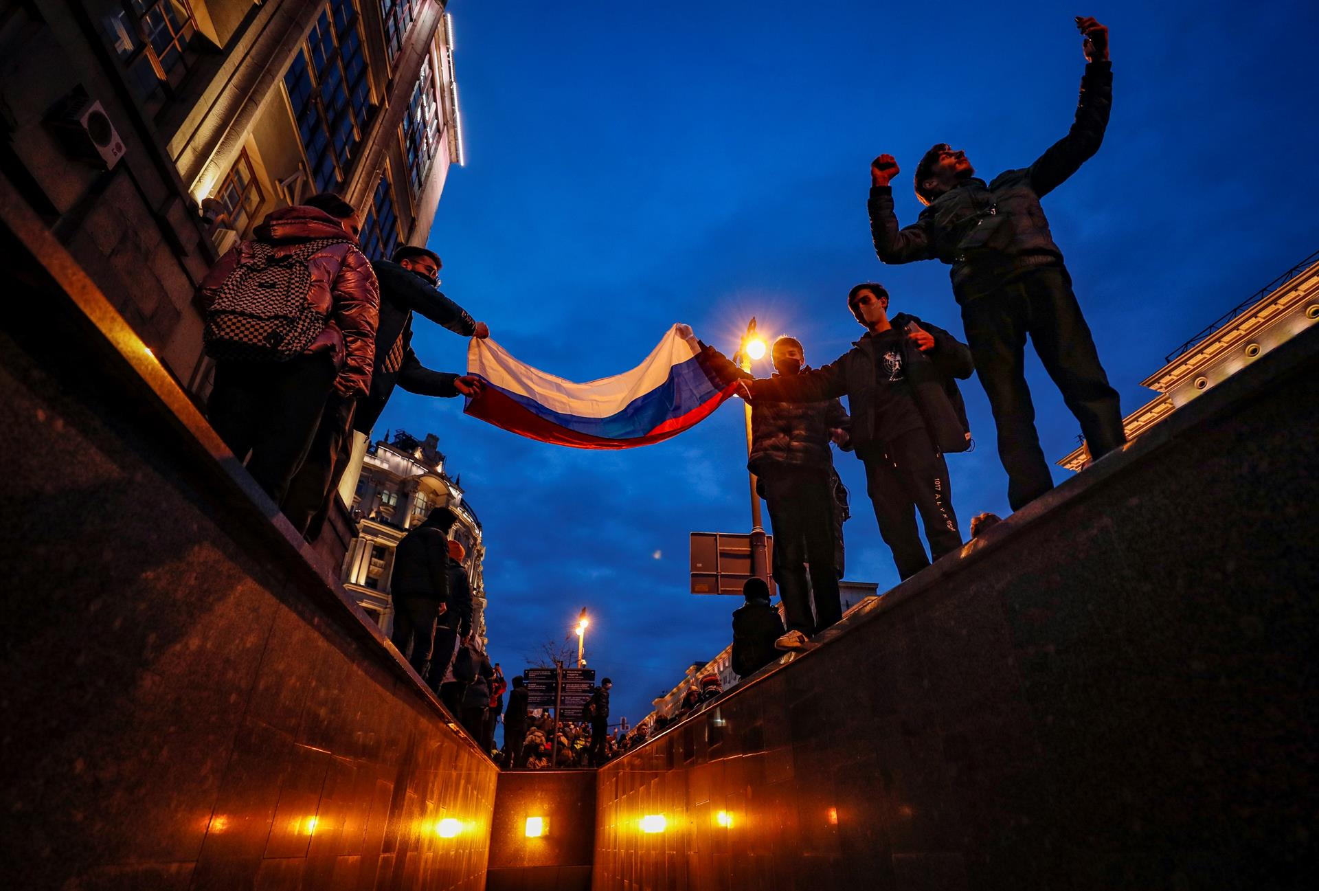 Russos participam de uma manifestação da oposição em Moscou