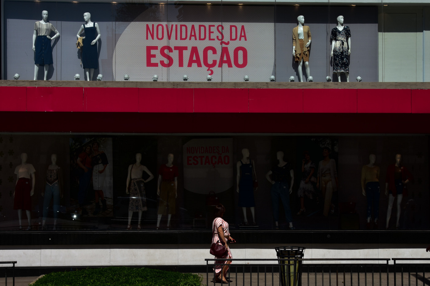 Pessoa andando na Avenida Paulista, São Paulo, durante o feriado antecipado
