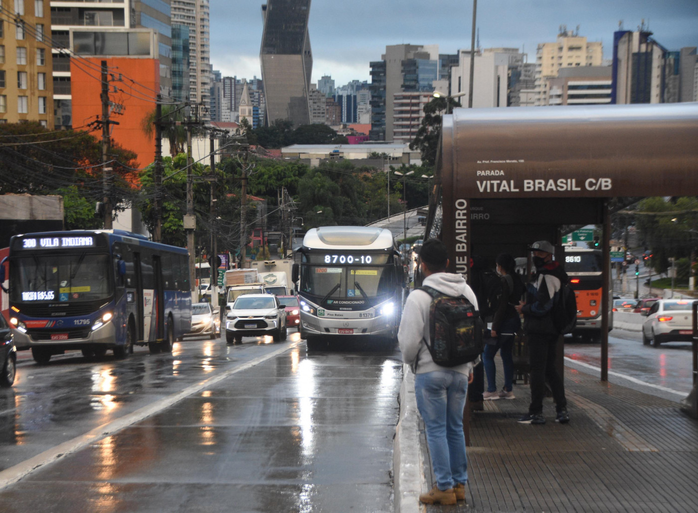 Trânsito e chuva na Avenida Francisco Morato, no acesso à Ponte Eusébio Matoso