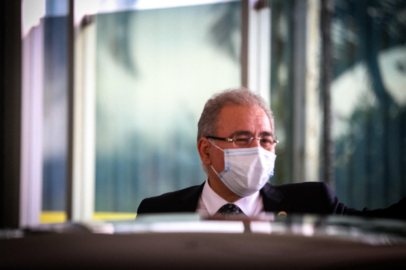 O Ministro da Saúde, Marcelo Queiroga, é visto saindo do prédio do Ministério da Saúde rumo ao Palácio do Planalto em Brasília