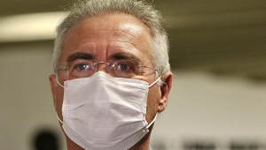 Senador Renan Calheiros usando máscara de proteção branca. Homem com cabelos grisalhos, pele branca e óculos transparentes.