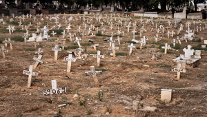 Cruzes e covas no Cemitério São Francisco Xavier (Cemitério do Caju), na cidade do Rio de janeiro, nesta Quarta-Feira (28