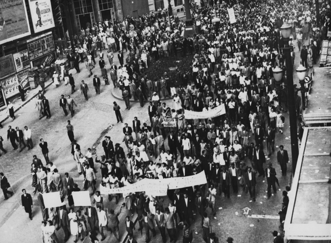 Trabalhadores se reúnem no centro da cidade de São Paulo durante greve no ano de 1953