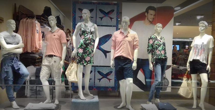 Fachada da loja Hering com quatro manequins em poses diferentes usando roupas da loja