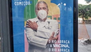 homem com máscara ao contrário