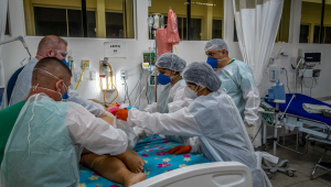 Cinco profissionais de saúde tratam paciente internado em unidade de hospital no Acre