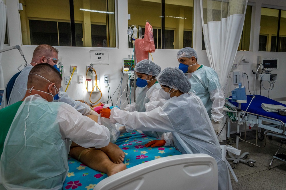 Cinco profissionais de saúde tratam paciente internado em unidade de hospital no Acre