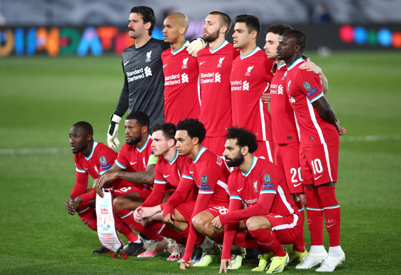 Time titular do Liverpool posa para foto antes do jogo contra o Real Madrid