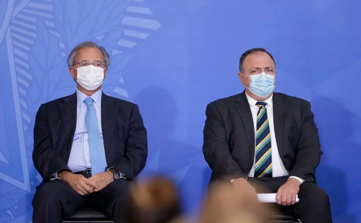 Ministros de máscara em evento no Planalto