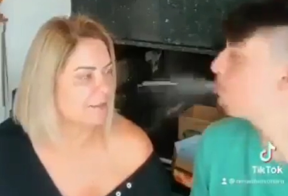 Renan Bolsonaro cospindo água no rosto da mãe