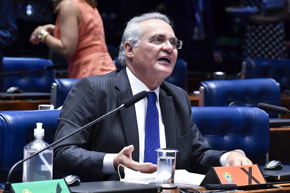 Sentado na sua mesa no plenário do Senado, Renan Calheiros (MDB-AL) se pronuncia durante discussão sobre empréstimos entre a União e bancos internacionais para financiar ações de combate à pandemia
