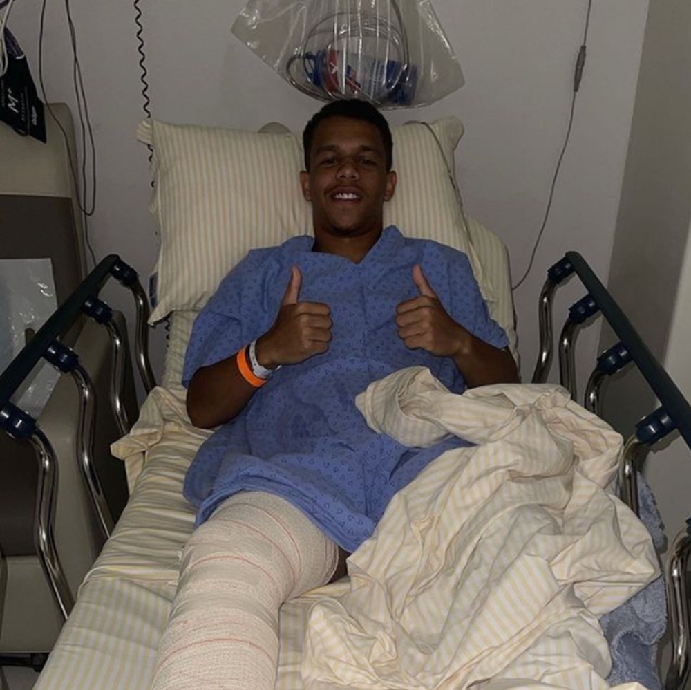 Sandry, do Santos, após cirurgia no joelho