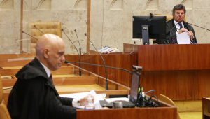 Em sessão no STF, Alexandre de Moraes aparece em primeiro plano, com Luiz Fux, presidente do Supremo, ao fundo