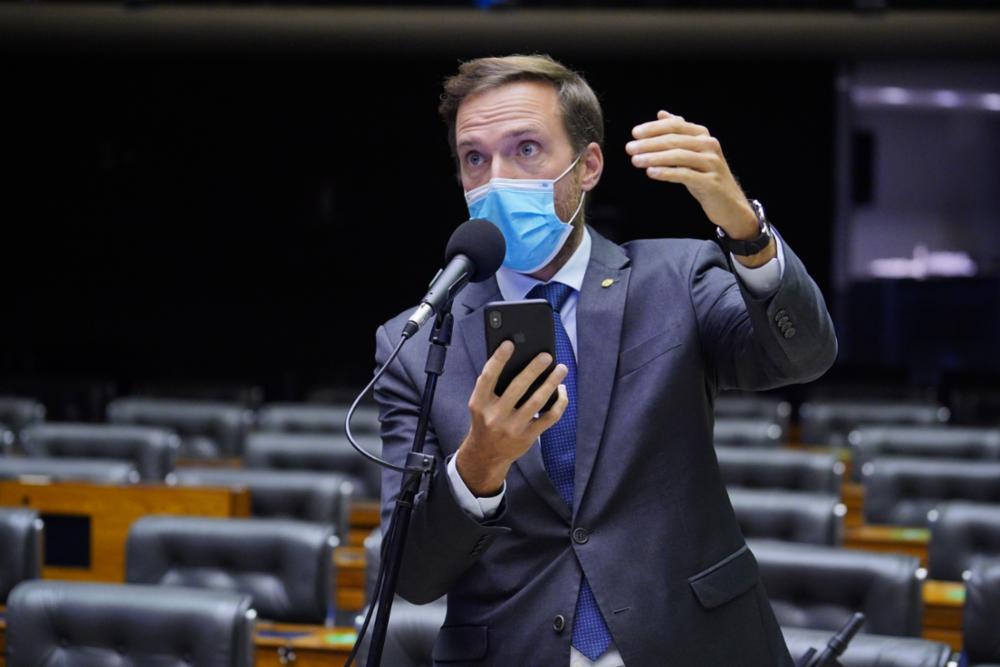 O deputado federal Vinícius Poit durante pronunciamento na Câmara dos Deputados