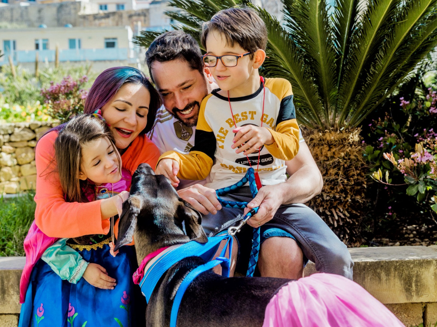 Família com um filho autista e uma filha que está sendo diagnosticada com TEA