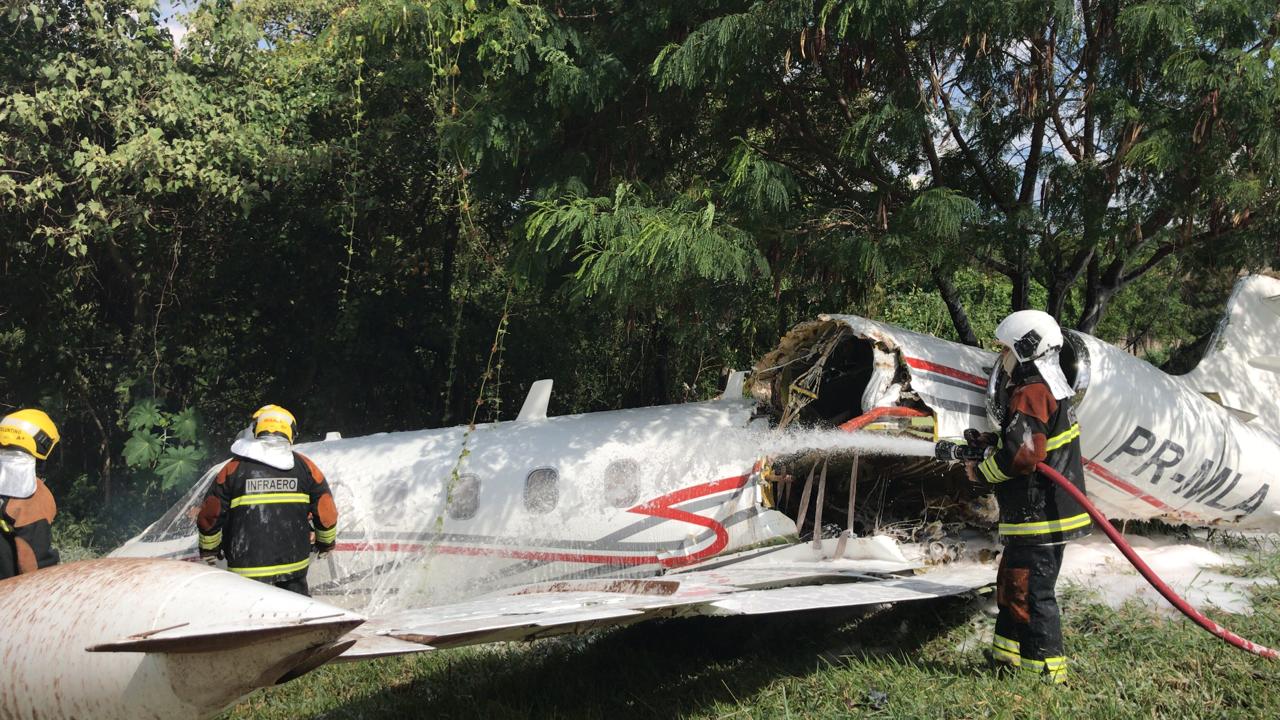 Aeronave partida ao meio após acidente no Aeroporto da Pampulha