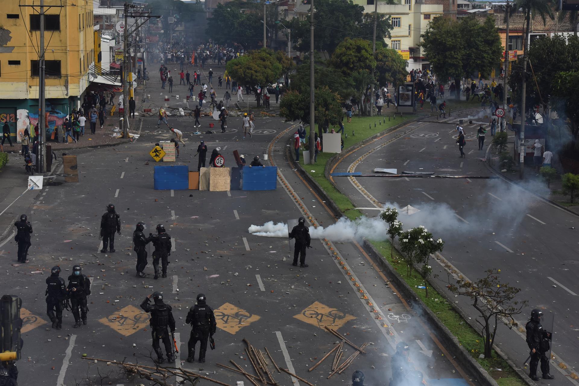 Manifestantes se encontram com forças de segurança durante protesto contra reforma tributária em Santiago de Cali, na Colômbia