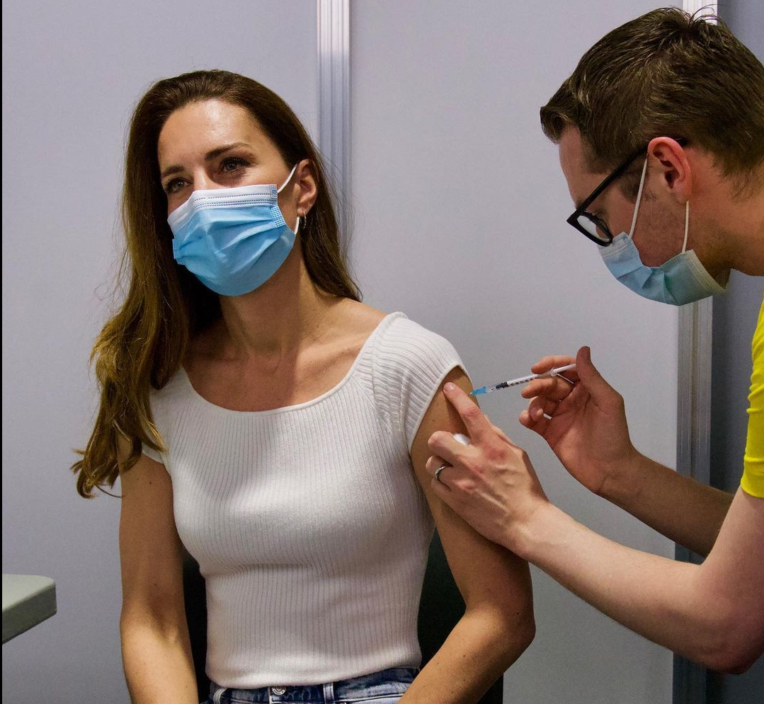 Kate Middleton toma 1ª dose da vacina