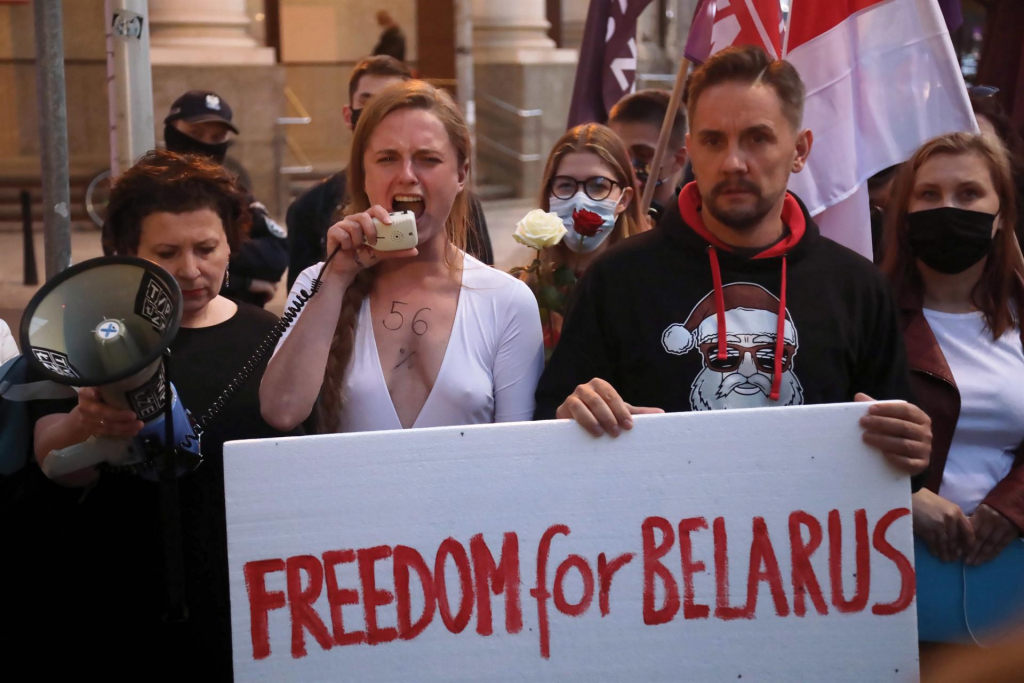 Manifestantes na Polônia pedem "liberdade para Belarus" após avião da Ryanair ser desviado à força